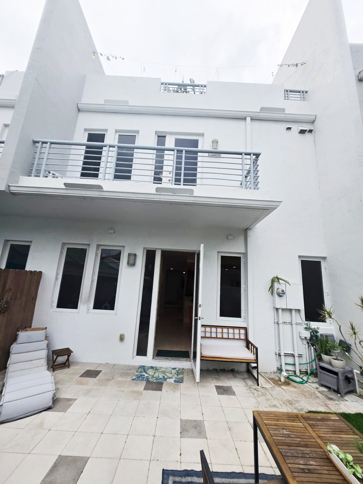 Building Photo - 302 NE 8th Ave