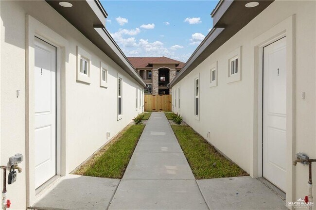 Building Photo - 1704 W Violet Dr