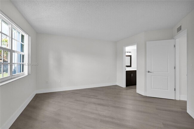 Building Photo - 9715 Fontainebleau Blvd