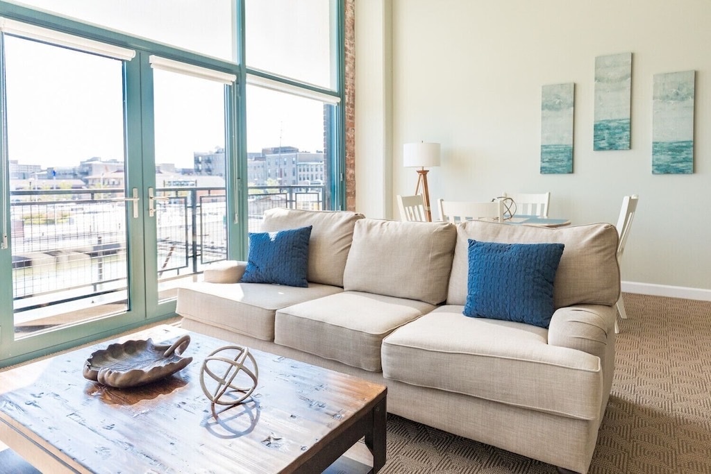 Building Photo - 401 W Shoreline Dr