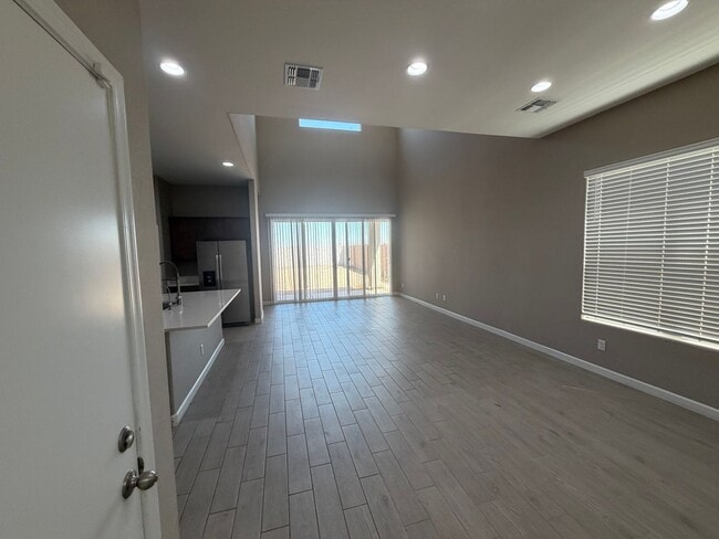 Building Photo - 40946 W Hillman Dr