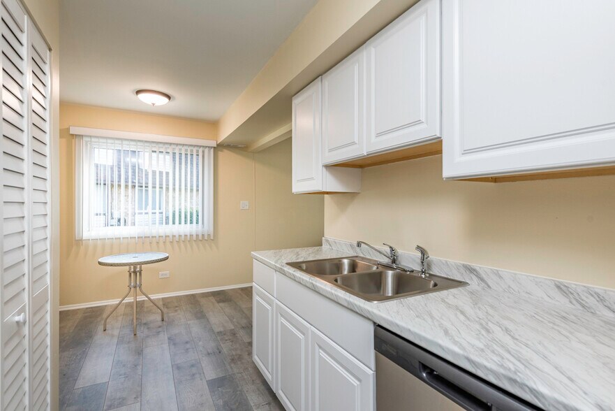 Building Photo - 2634 Woodview Ct