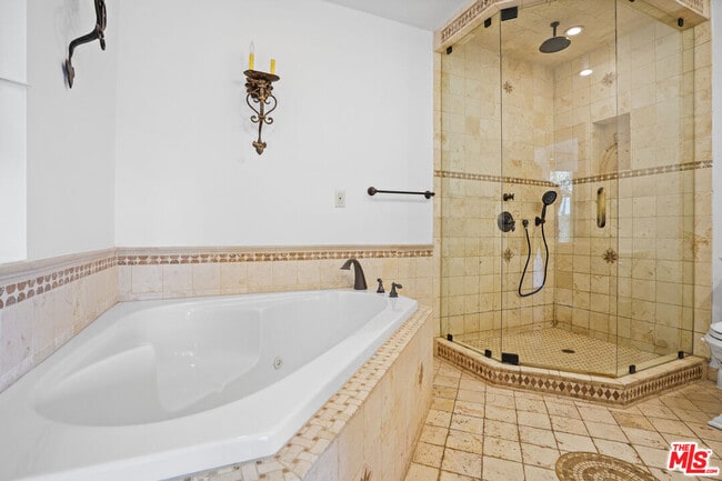 Building Photo - 309 N Doheny Dr