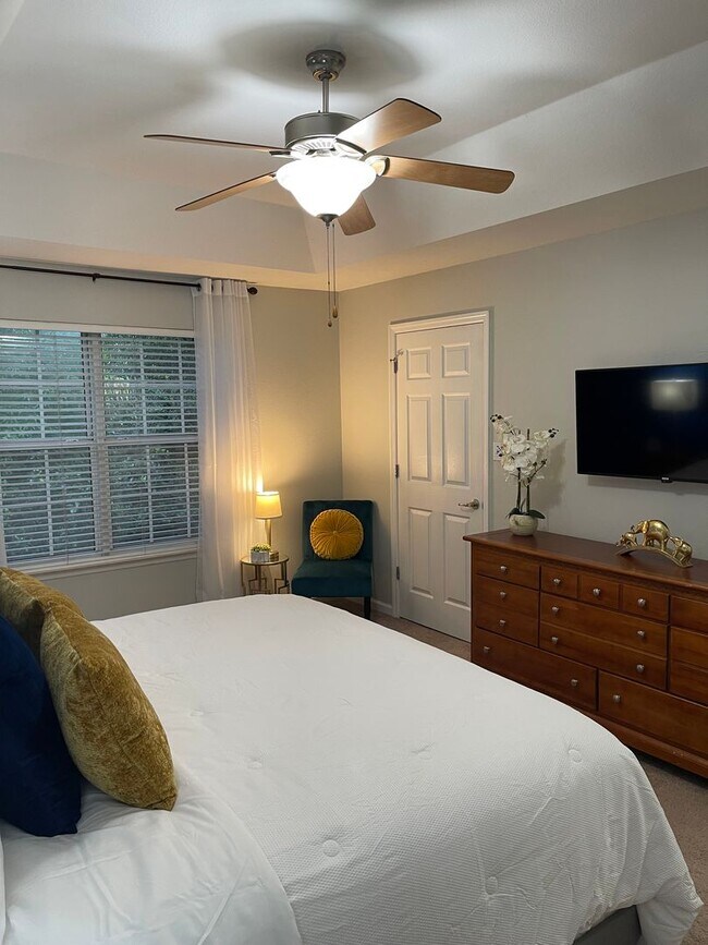 Building Photo - Beautiful 3 bed 2.5 bath condo with gorgeous hard wood floors.