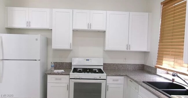 Building Photo - 1200 Valerio Ln