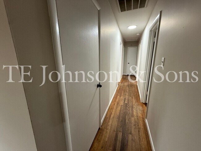 Building Photo - Charming 2 Bedroom Home with Hardwood Floors & Central A/C in Winston-Salem