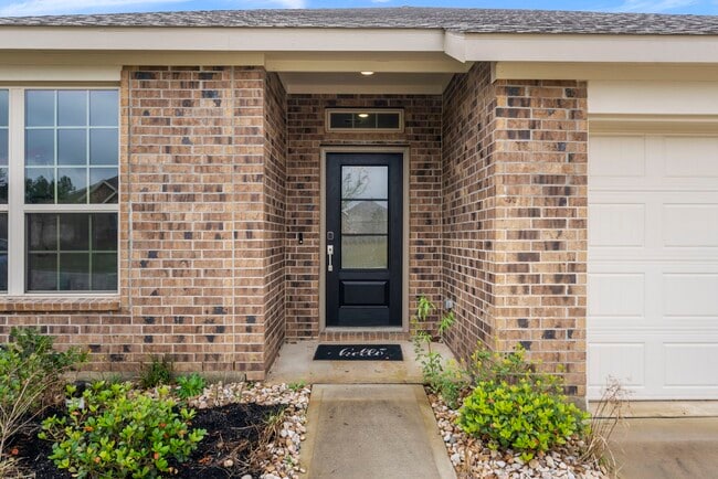 Building Photo - 3126 Stonebriar Dr