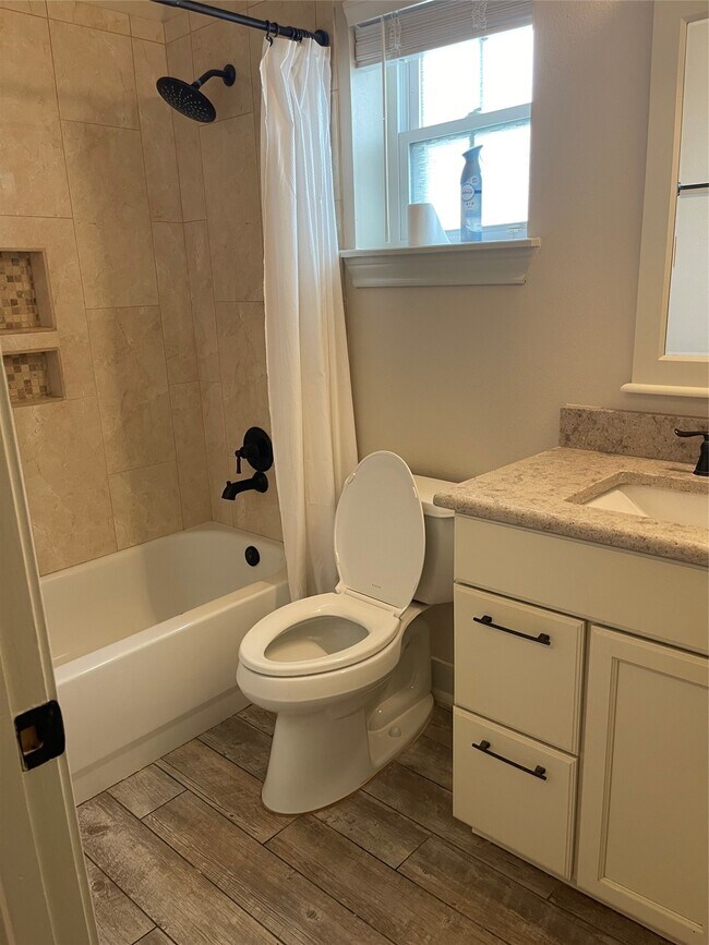 Building Photo - 1759 Lakeside Enclave Dr