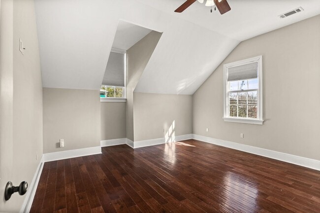 Building Photo - Gorgeous 3BD/3.5BA Uptown Home with A Large Fenced in Backyard