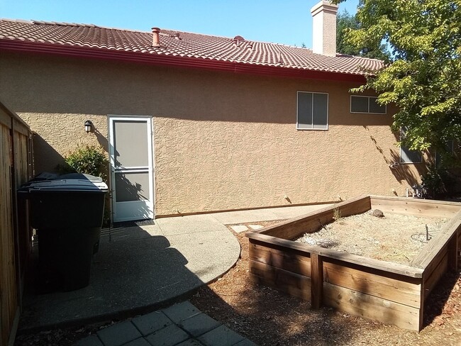 Building Photo - Gated: Single Story Heritage Oaks 3 Bedroom Plus Office/Den 3 Car Garage with lots of built in fo...