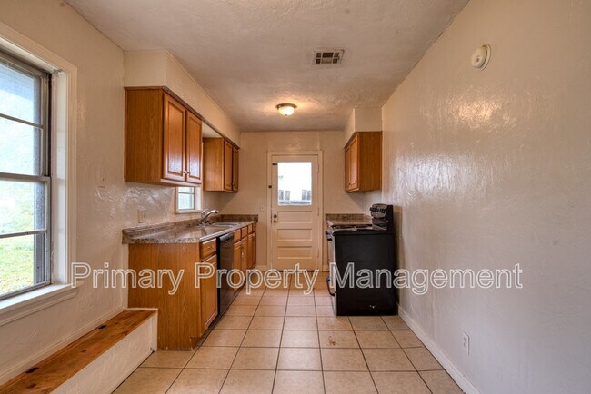Building Photo - 3004 Somerset Pl