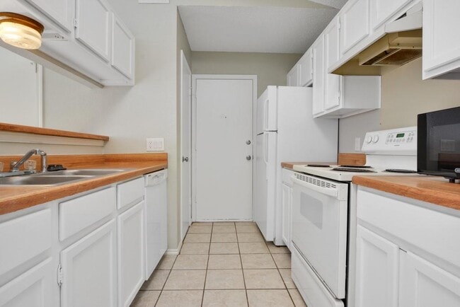 Building Photo - 9101 Japonica Ct