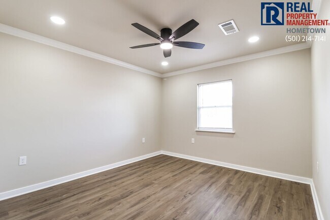 Building Photo - 1812 Sanford Dr