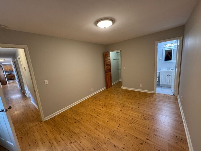 Building Photo - Remodeled ranch at end of street
