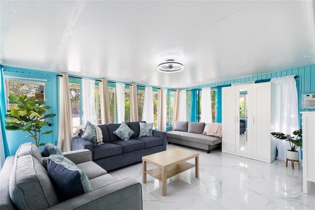 Building Photo - 8825 Oak St