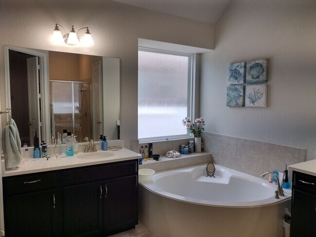 Building Photo - Beautiful 4 bedroom with a pool!!!