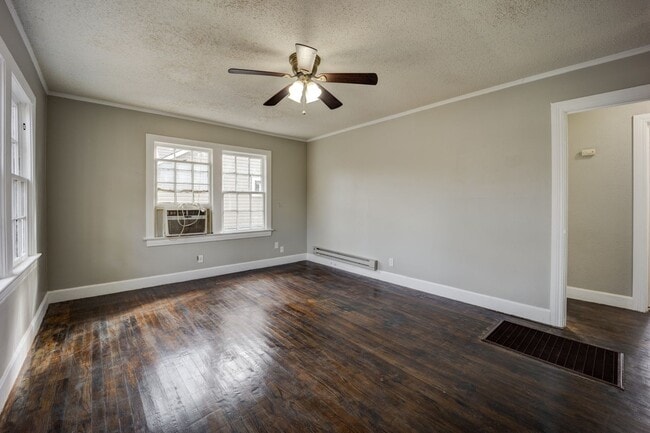 Building Photo - Freshly Updated 2 Bedroom House