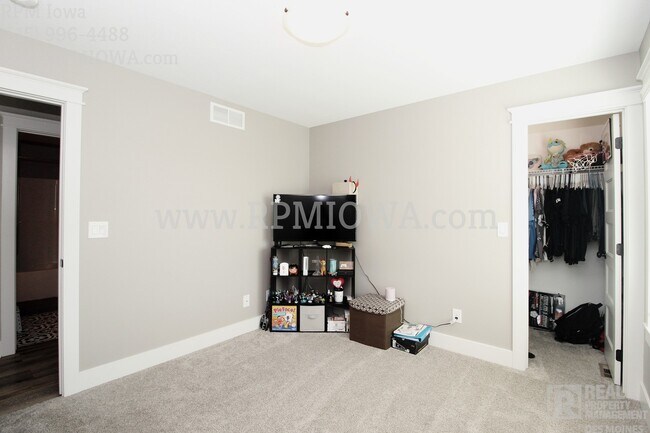Building Photo - Over 2500 Square feet!!! 4 Bedroom, 2.5 Bath Home in Ankeny