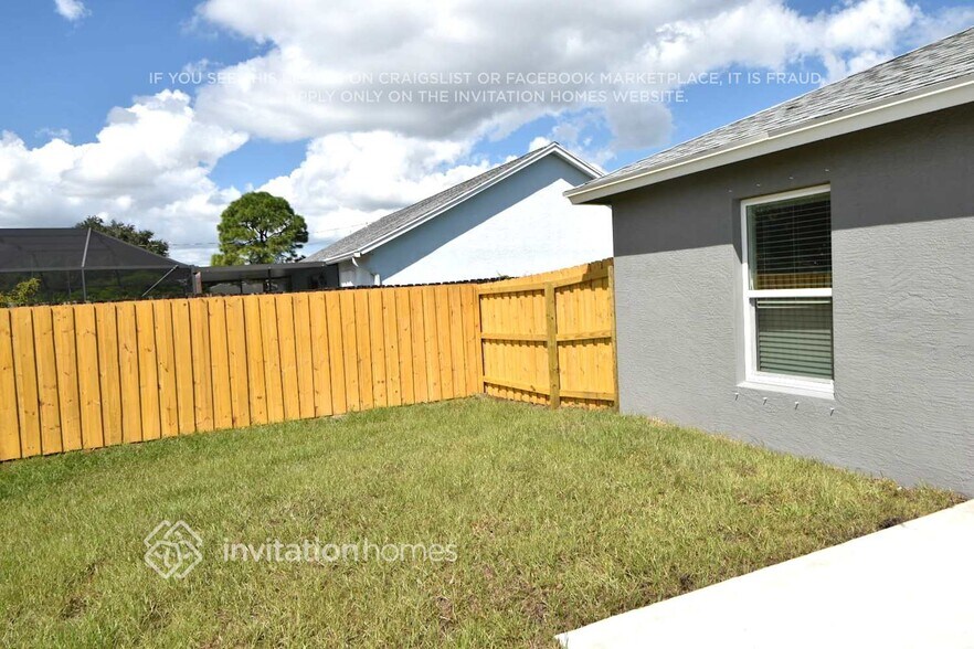 Building Photo - 242 SW Airview Ave