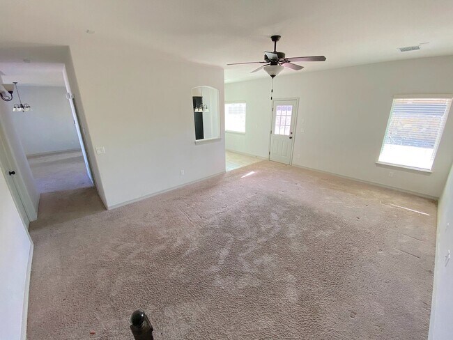 Building Photo - East El Paso 4 bed Refirg A/C