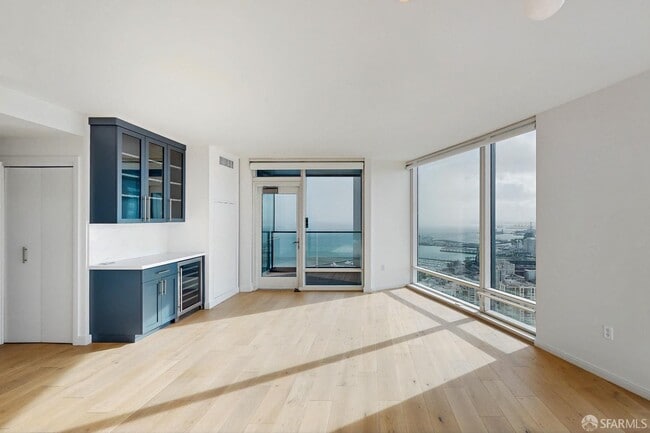 Building Photo - 425 1st St