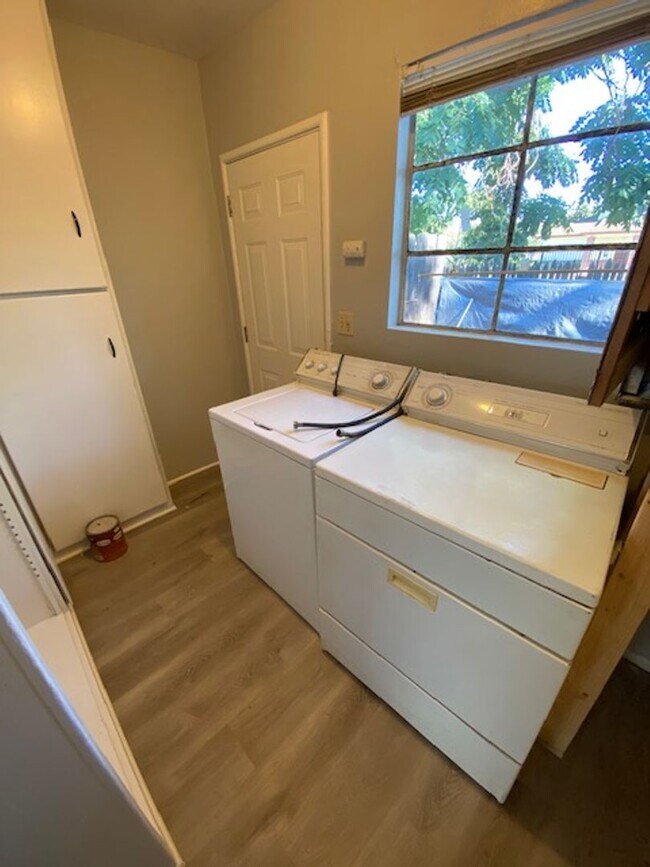 Building Photo - 460 E Wyandotte St