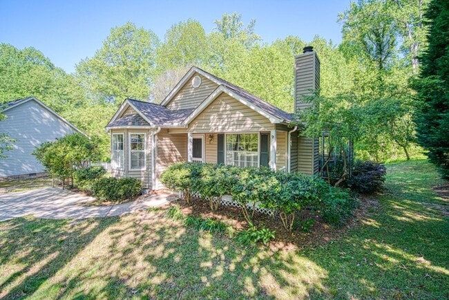 Building Photo - Adorable 2 BR, 2 BA Home - Greater North Main Area, Greenville