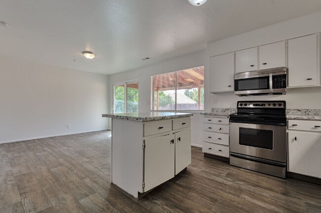 Building Photo - NEW CARPET | Charming 3 B 1.5 BA Duplex Unit in the Heart of Midvale