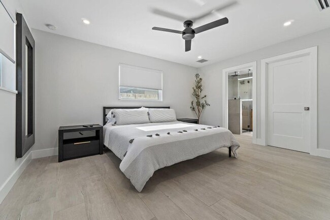 Building Photo - 4193 Hyacinth Cir N