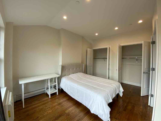 Building Photo - 458 E 29th St
