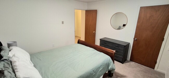 Building Photo - Newly Redone 2 Bed/1 Bath Apartment in Eli...