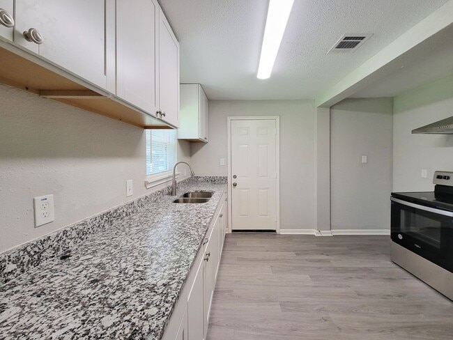 Building Photo - RECENTLY REMODELED 4 BEDROOM 2 BATH LEASE HOME WITH ALL THE UPGRADES.  CHECK THIS OUT.  WON'T LAS...