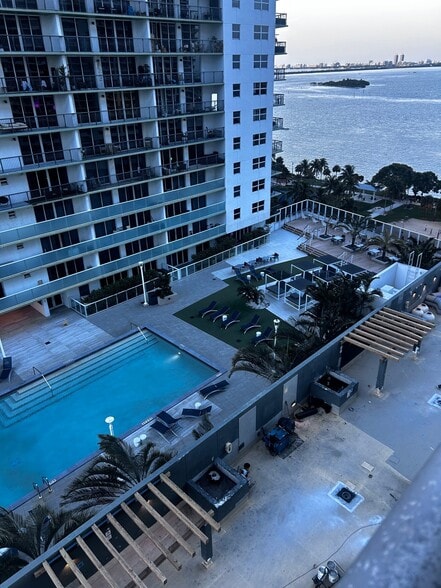 Building Photo - 1850 N Bayshore Dr