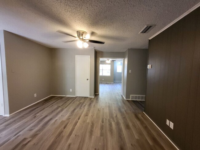 Building Photo - 2110 Redbud Ln