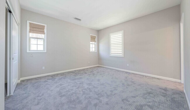 Building Photo - Expansive Portola Springs 4 Bedroom Home