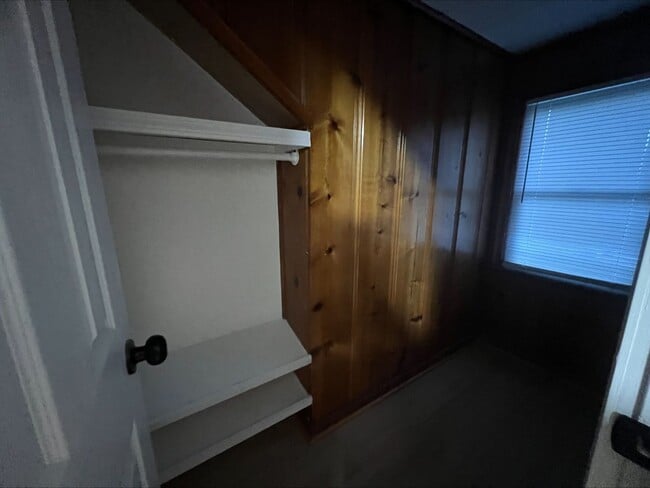 Building Photo - Gorgeous Fully Renovated 4 bedroom 1 bath ...