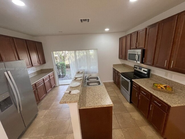 Building Photo - 6010 Woodlands Blvd