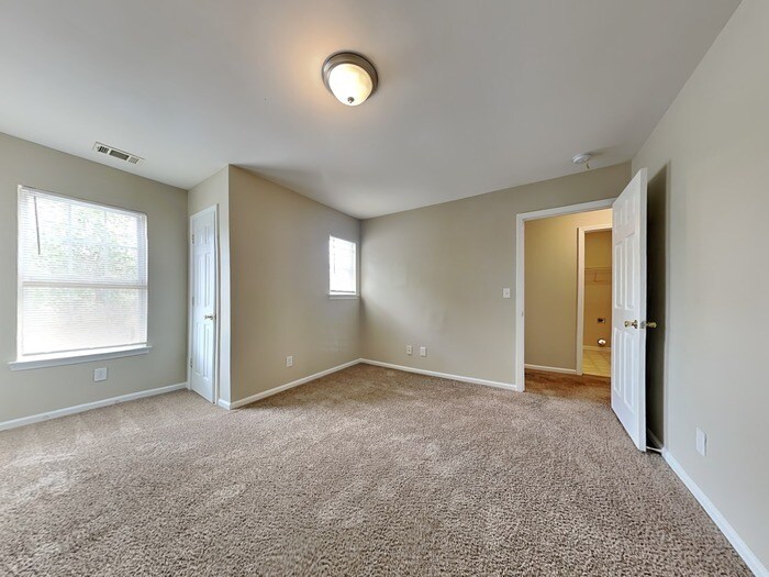 Building Photo - 640 Cliffs Inn Circle