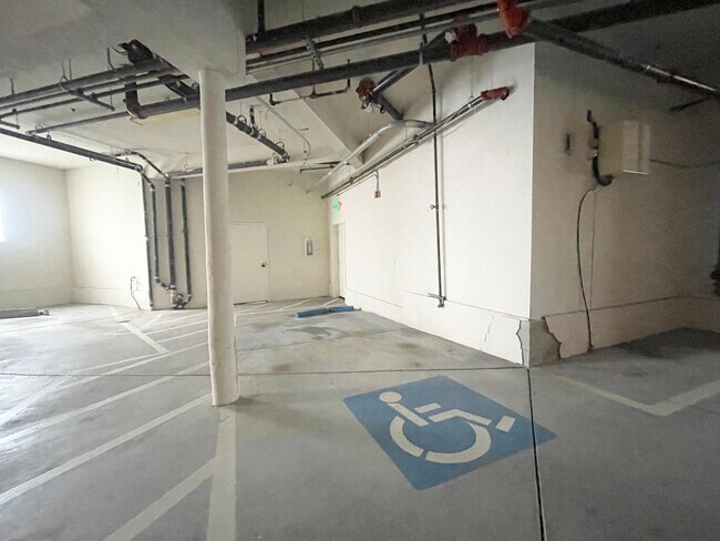 Building Photo - Twin Peaks: Remodeled Condo with Garage Pa...