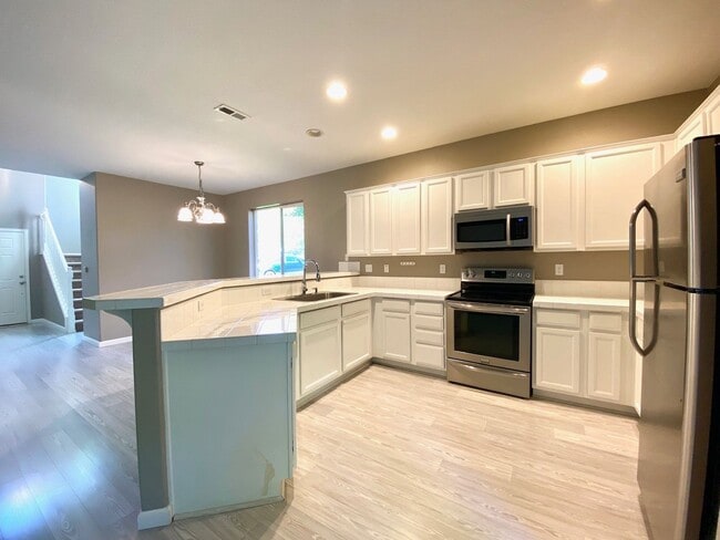 Building Photo - Neat and Tidy 3 BR, 2.5 BA Home Located Near Progress Ridge Townsquare - Coming soon!