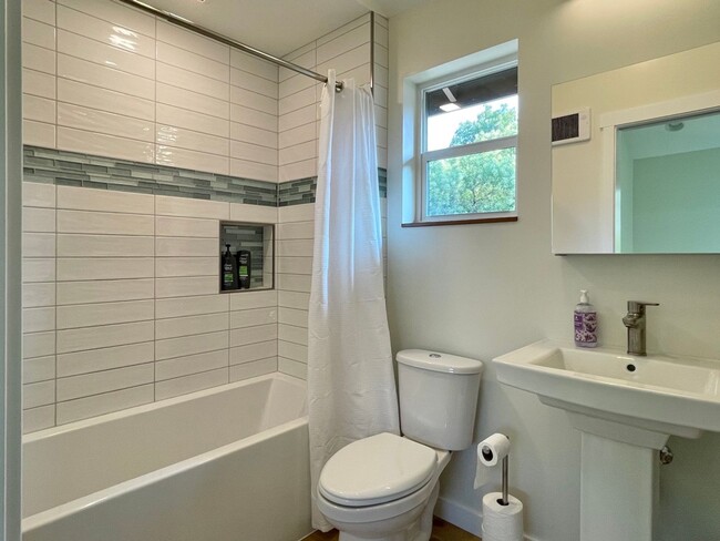 Building Photo - Efficient 2 Bed/2 Bath ADU in Sellwood