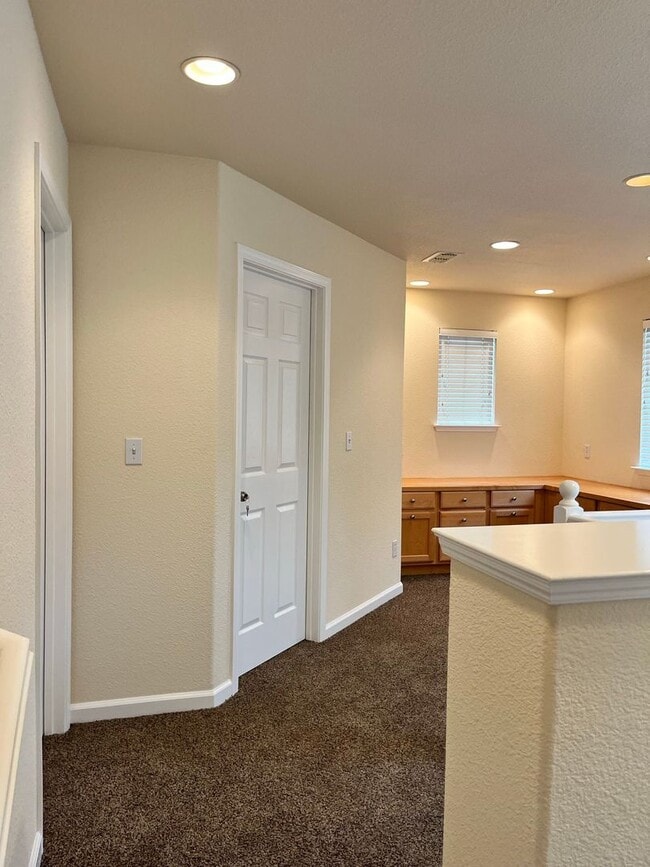 Building Photo - Charming 4-bedroom, 2.5-bathroom home