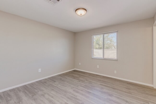 Building Photo - Spacious 4 Bed / 2 Bath Home in Phoenix – Move-In Ready!