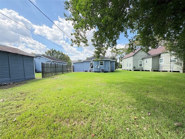 Building Photo - 2505 Avenue E