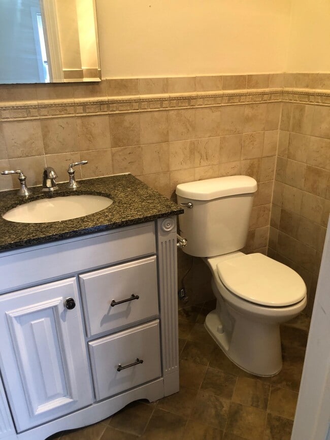 Building Photo - 38 Riverview Ct