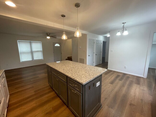 Building Photo - 350 Pinewood Circle