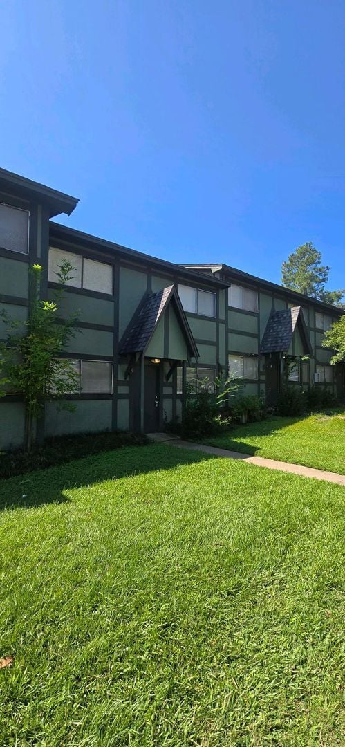 Building Photo - Available Now! 2 Bedroom 1 Bath Townhome i...