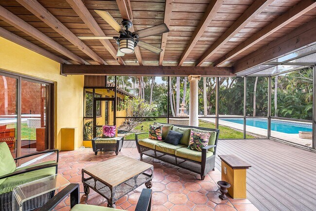 Building Photo - 334 Palm Trail