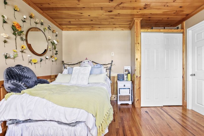 Building Photo - Spacious 7-Bedroom Home with Chalet Interior & Ample Parking – Ewing, NJ