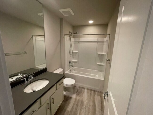 Building Photo - 4bd/3.5ba Lynnwood Townhouse